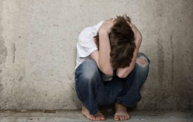 «Πάρτι βιασμού» στα Πετράλωνα – Τέρατα της διπλανής πόρτας – Βίαζε ομαδικά τα παιδιά του