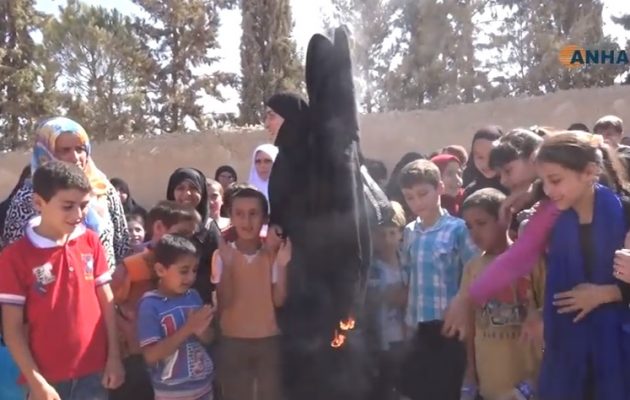 Γυναίκες της Συρίας καίνε τις μπούρκες που τους φόρεσε το Ισλαμικό Κράτος (βίντεο)