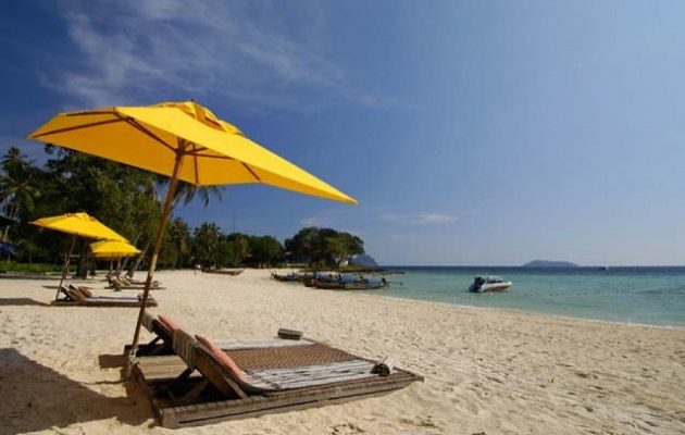 Απίστευτο πόσο κοστίζει μια ξαπλώστρα σε άγνωστη παραλία της Ηπείρου (φωτο)