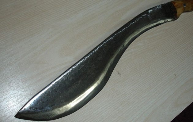 45χρονος κυνηγούσε να σκοτώσει τον  γιο του με… χατζάρα