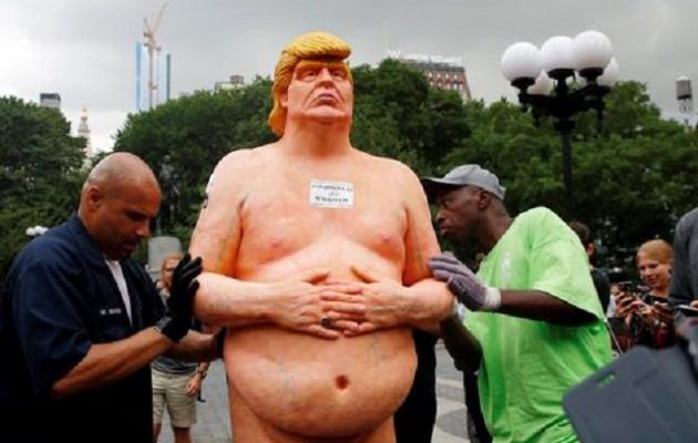 Πωλείται γυμνό άγαλμα του Τραμπ για να ενισχυθούν οικονομικά οι μετανάστες!