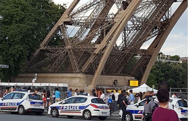 Λήξη συναγερμού – Ένα ξεχασμένο σακίδιο  στον Πύργο του Άιφελ προκάλεσε πανικό