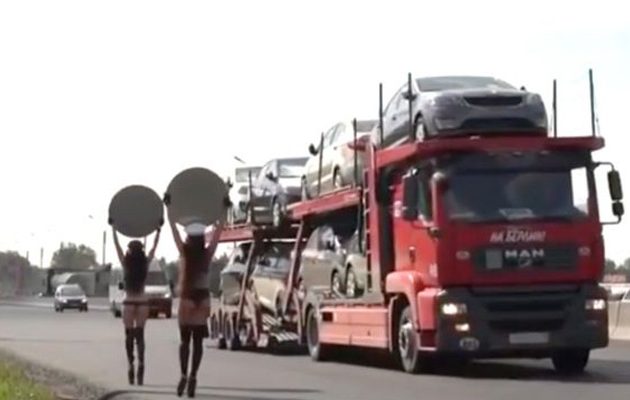 Γυμνόστηθες βγήκαν στους δρόμους της Ρωσίας και ρυθμίζουν την κυκλοφορία (φωτο)