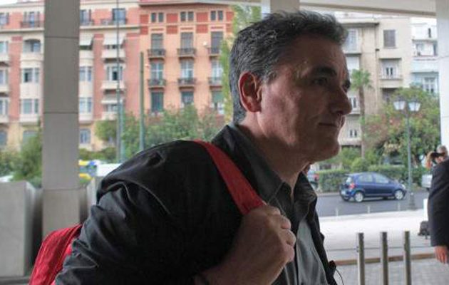 Σκληρό πόκερ στη διαπραγμάτευση – Αναζητείται η “χρυσή τομή” στις αποκλίσεις