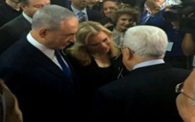 Ο θάνατος Πέρες έφερε χειραψία Νετανιάχου – Αμπάς (βίντεο)