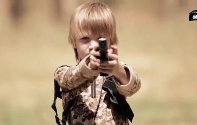 Το Ισλαμικό Κράτος έβαλε ξανθό αγόρι 10 ετών να εκτελέσει αιχμάλωτο