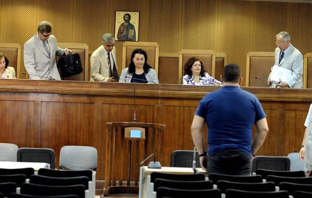 Πήγαν να “λαδώσουν” θύματα επιθέσεων Χρυσαυγίτων για να κλείσει η υπόθεση