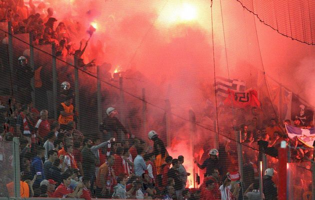 Οπαδοί του ΑΠΟΕΛ σήκωσαν σημαία Χρυσής Αυγής στις κερκίδες του Καραϊσκάκη