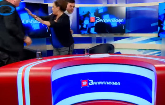 Μπουγέλο, μπουνιές και κλωτσιές σε ντιμπέιτ υποψηφίων στη Γεωργία (βίντεο)