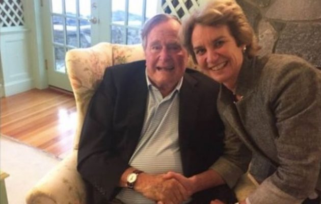 Ο 92χρονος Τζορτζ Μπους θα ψηφίσει Χίλαρι Κλίντον και όχι Ντόναλντ Τραμπ