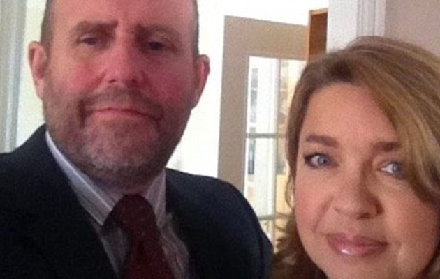 Παπαδιά το “έκανε” με άστεγο που φιλοξενούσε στο σπίτι της