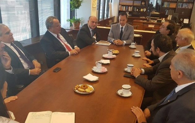 Ο Κοτζιάς με τους ομογενείς που δίνουν αγώνα για το όνομα της Μακεδονίας