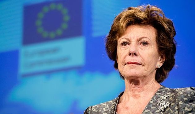 Τα Panama Papers ξαναχτυπούν: Πρώην Επίτροπος σε offshore στις Μπαχάμες