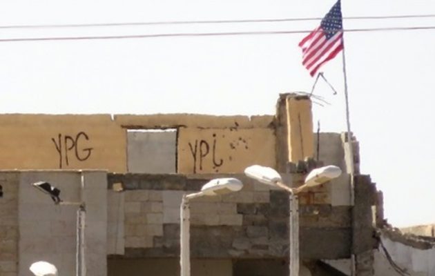 Οι Κούρδοι ύψωσαν αμερικανικές σημαίες στις θέσεις τους και τρελαίνουν τους Τούρκους
