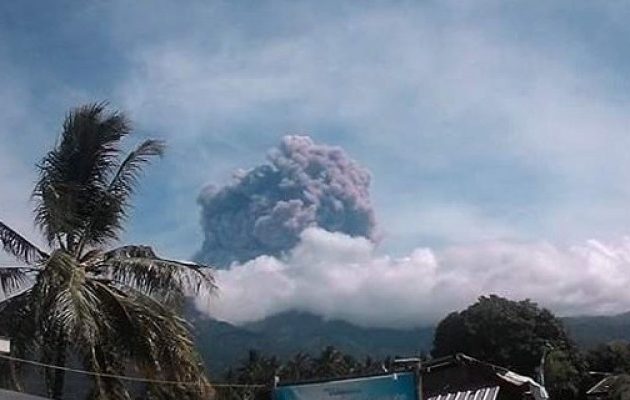 Εκατοντάδες αγνοούνται μετά από έκρηξη ηφαιστείου στην Ινδονησία (βίντεο)