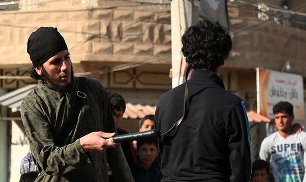 Το Ισλαμικό Κράτος μαστίγωσε 14 μπαρμπέρηδες στη Μοσούλη