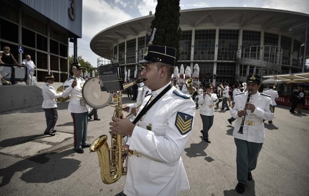 Η μπάντα έπαιζε το «Final Countdown» κι ο Τσίπρας το χαιρόταν! (βίντεο)