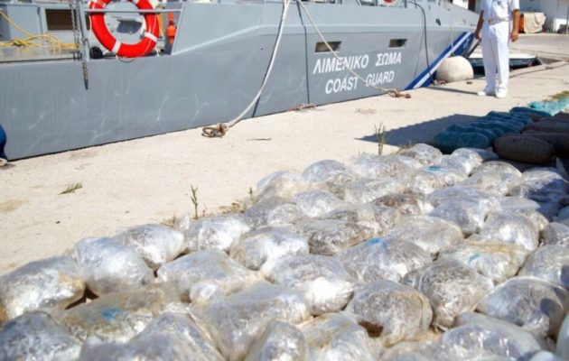 Σχεδόν ένας τόνος κάνναβη σε σκάφος που προσάραξε στο Μεσολόγγι