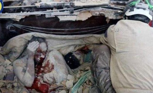 Φωτογραφία-γροθιά: Σφιχταγκαλιασμένη με τα παιδιά της μάνα νεκρή στο Χαλέπι
