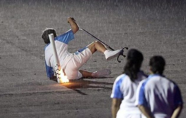 Το συγκλονιστικό βίντεο της Παραολυμπιονίκη που έπεσε, σηκώθηκε και αποθεώθηκε