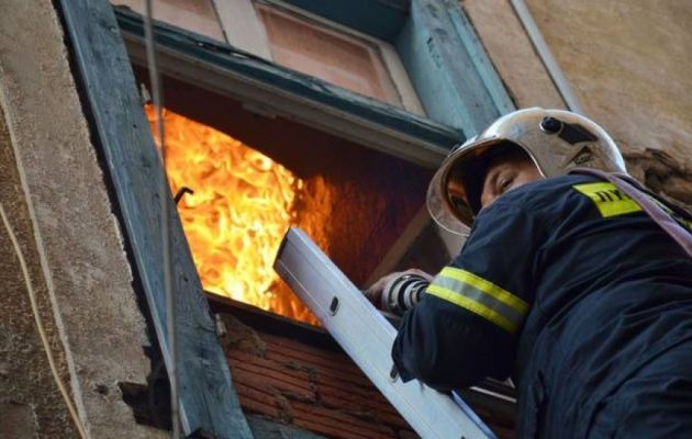 Τραγωδία στο Μενίδι: Μητέρα και γιος κάηκαν ζωντανοί στο σπίτι τους