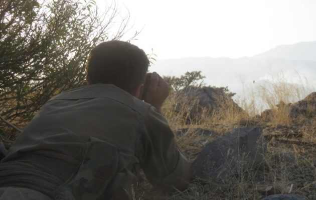 Ο τουρκικός στρατός δεν βρίσκει στόχο και οι Κούρδοι τους… κοιτάνε (βίντεο)