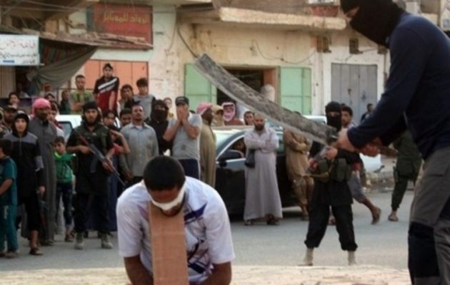 Το Ισλαμικό Κράτος αποκεφάλισε 51χρονο “αποστάτη” στη Ράκα