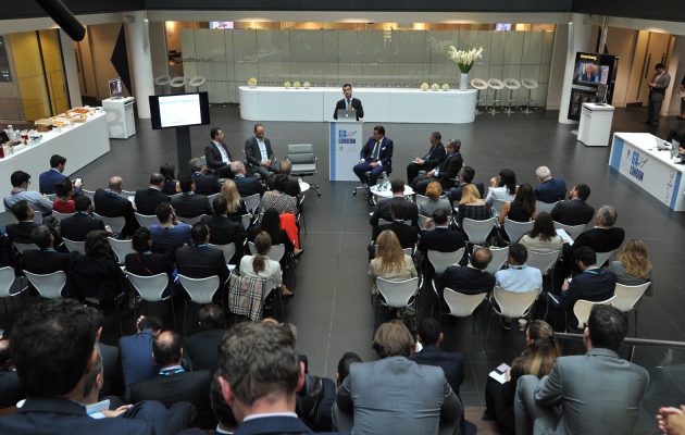 Έντονο ενδιαφέρον για ελληνικά “χαρτιά” στο Greek Roadshow – Τι είπε ο Χαρίτσης