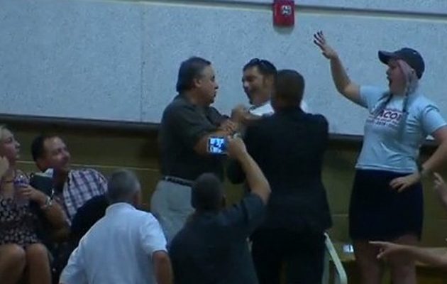 Μπουνιές σε διαδηλωτή σε προεκλογική συγκέντρωση του Τραμπ (βίντεο)