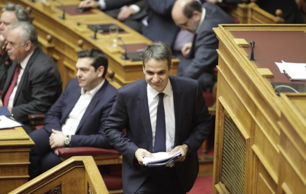 Το Μαξίμου τρολάρει Κυριάκο: Ας διαβάζει και λίγο antinews, όχι μόνο Μοντεσκιέ