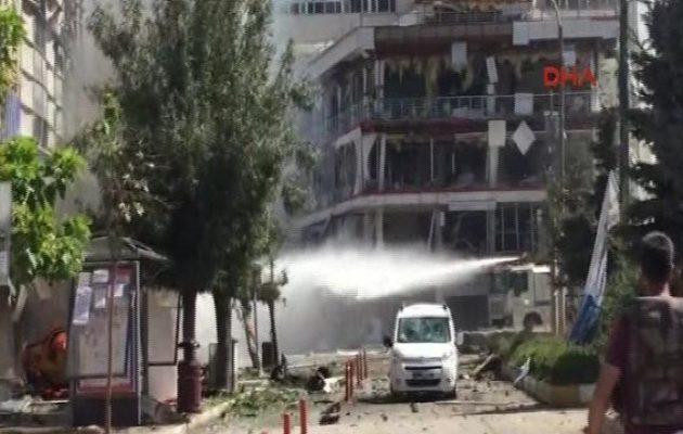 Φοβερή έκρηξη στην Τουρκία – Βομβιστική επίθεση σε κυβερνητικούς στόχους (βίντεο)