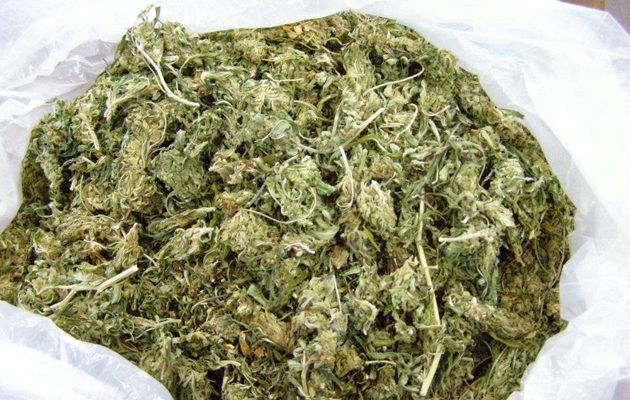 Συνελήφθη αστυνομικός με 124 κιλά χασίς και Καλάσνικοφ στην Καστοριά!