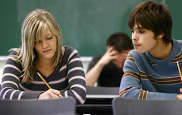 Καθηγητής καλεί τους φοιτητές να αντιγράφουν!