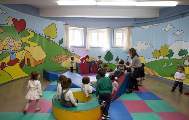 Όλα τα παιδιά των πυρόπληκτων περιοχών της Αττικής θα πάρουν voucher για παιδικούς σταθμούς