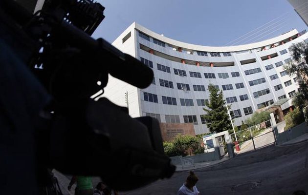 Πώς θα «τα σκάσουν» στο Δημόσιο οι νέοι καναλάρχες για τις άδειες