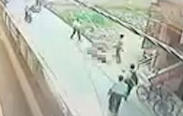 Την έσφαξε στη μέση του δρόμου μπροστά στα μάτια περαστικών (βίντεο)