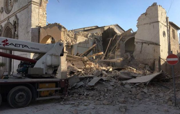 Δεκάδες τραυματίες από τον τρομακτικό σεισμό στην Ιταλία (βίντεο)