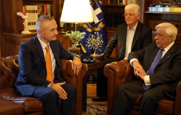 Παυλόπουλος: Οι Έλληνες άταφοι νεκροί της Αλβανίας “πρέπει να βρουν τον τάφο τους”