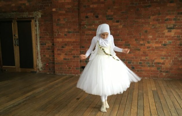 Αυτή είναι η πρώτη επαγγελματίας μπαλαρίνα στον κόσμο, με χιτζάμπ