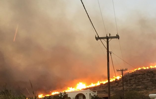 Καίγεται η Σύρος – Η φωτιά απειλεί σπίτια (βίντεο)