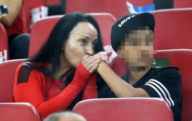 Έκπληξη: Η Βίκυ Σταμάτη στο “Γ. Καραϊσκάκης” στον αγώνα Ολυμπιακός-ΑΕΚ