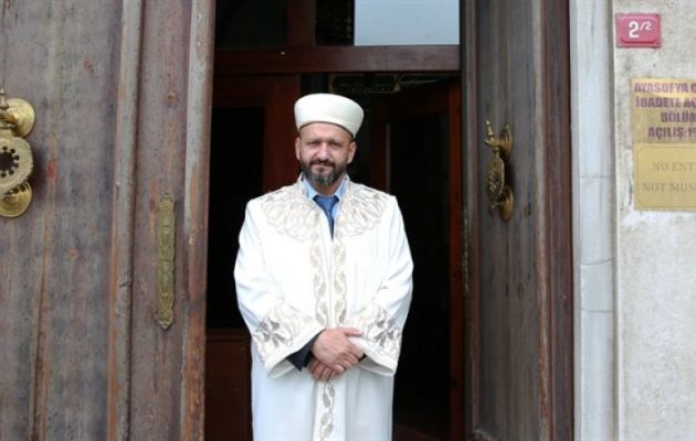 Ελληνόφωνος παλαιστής ο ιμάμης της Αγίας Σοφίας – Μόνο για 100 άτομα έγινε το τζαμί