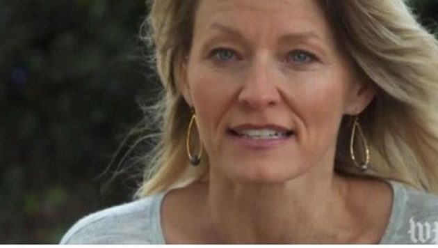 “Ο Τραμπ έβαλε το χέρι του κάτω από τη φούστα μου και μου το χάιδεψε”