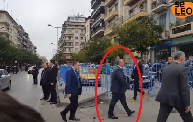 Με χειροκροτήματα υποδέχθηκαν τον Καραμανλή στη Θεσσαλονίκη (βίντεο)
