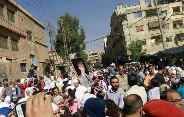 Σύροι πολίτες πανηγυρίζουν που ξεφορτώθηκαν τους “μετριοπαθείς” τζιχαντιστές (φωτο)