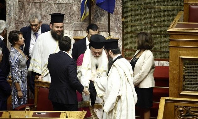 Αγιασμός με αιχμές: Ιερώνυμος: Το καράβι βουλιάζει – Βούτσης Είμαστε στο ίδιο κλαρί