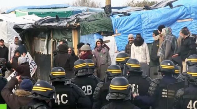 Τραυματισμοί αστυνομικών και φωτογράφου στη «ζούγκλα» του Καλαί