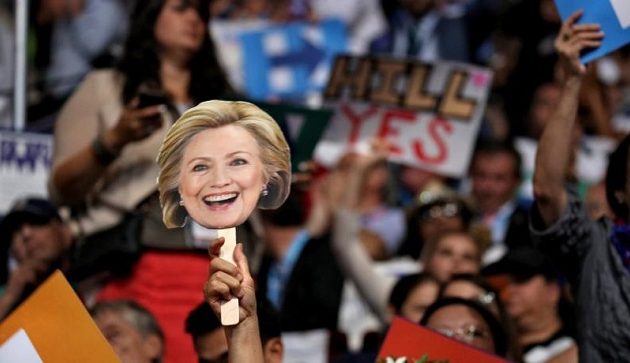 Η Κλίντον μίλησε ως… γιαγιά στο Σάρλοτ