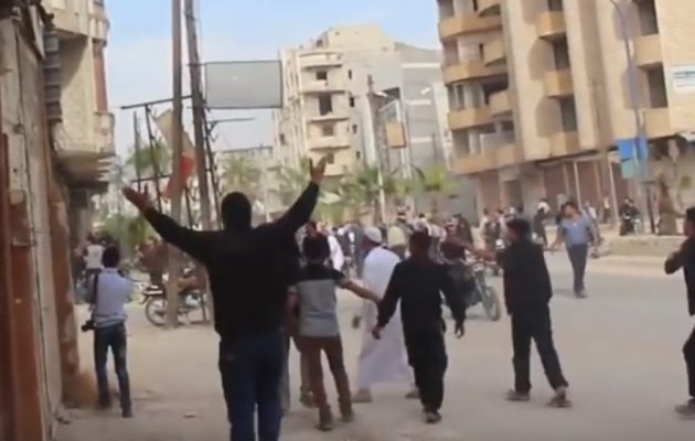 Ισλαμιστές “αντάρτες” πυροβολούν ισλαμιστές διαδηλωτές σε προάστιο της Δαμασκού (βίντεο)