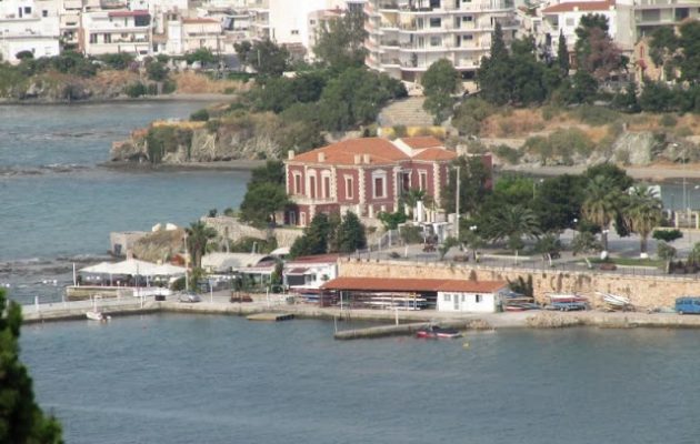 Παραλίγο τραγωδία στην Εύβοια: Έπεσε δέντρο σε καφετέρια (φωτο)